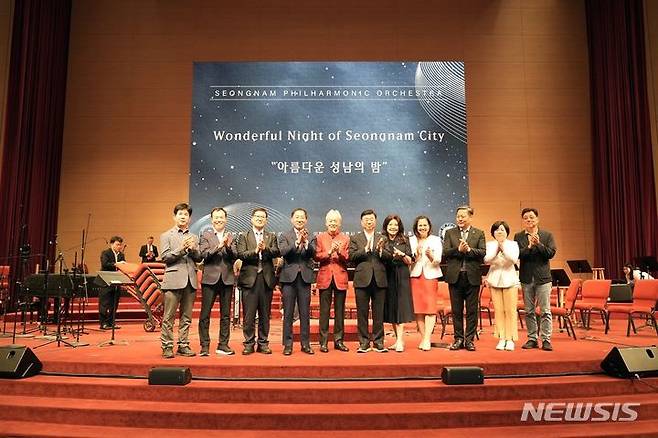 [성남=뉴시스] 성남시립교향악단이 미국 풀러턴시에서 연주회를 열었다.