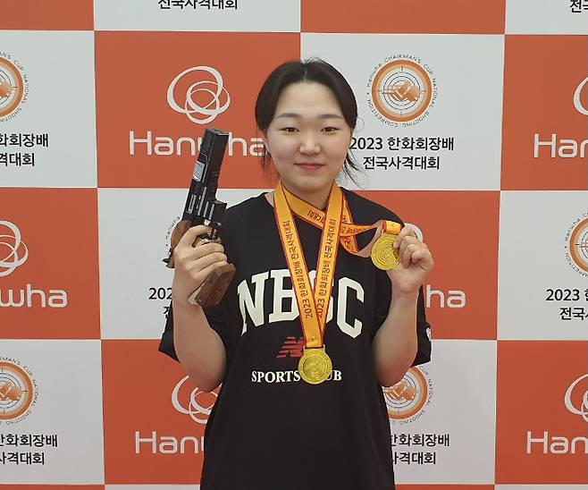 2023 한화회장배 전국사격대회에서 1위에 오른 사격 유망주 심은지. 대한사격연맹