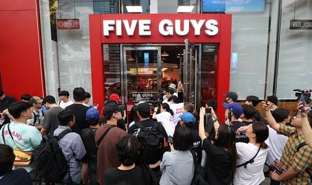 26일 미국 햄버거 프랜차이즈 '파이브가이즈' 1호점인 강남점 앞에서 시민들이 햄버거를 구매하기 위해 줄을 서 있다. 연합뉴스