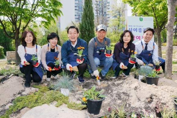 제1회 수원가드닝의 날 행사에서 이재준 시장이 참석자들과 함께 손바닥정원을 가꾸고 있다. 수원시 제공