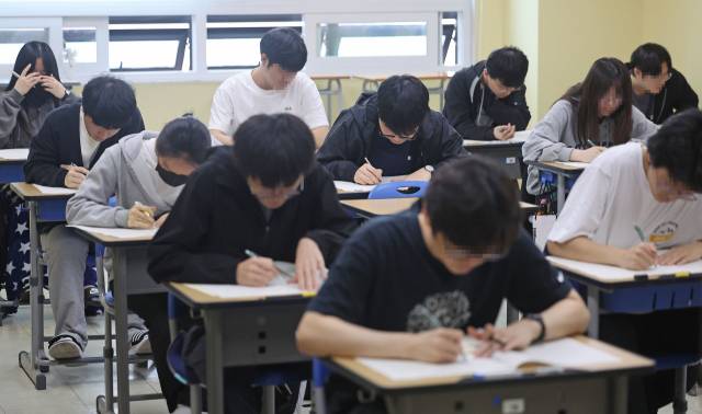 2024학년도 대학수학능력시험 6월 모의평가가 열린 1일 오전 서울 양천구 목동 종로학원에서 수험생들이 문제를 풀고 있다. 연합뉴스