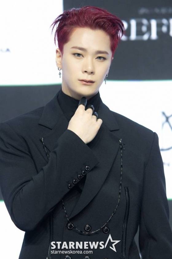 그룹 아스트로 유닛 '문빈&산하'의 문빈이 15일 오후 온라인 생중계로 진행된 두 번째 미니앨범 'REFUGE' 발매기념 미디어 쇼케이스에 앞서 포즈를 취하고 있다. 이번에 발매되는'REFUGE'에서 문빈&산하는 직접 악을 소멸하고 달래주는 '선택받은 자'로 변신했다. 나쁜 기억을 제거하기 위해 선과 악을 넘나들고, 때로는 기꺼이 필요악을 자처하며 모두의 은신처가 되길 바라는 두 사람의 색다른 스토리가 신비롭고 몽환적인 매력으로 구현될 예정이다. 사진제공=판타지오 2022.03.15 /사진=이동훈 기자 photoguy@