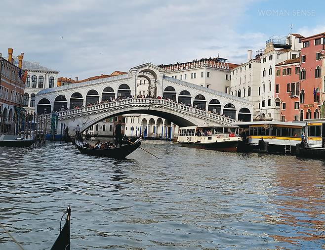 야경이 멋진 리알토 다리는 옛날에 베네치아 대운하를 건널 수 있었던 유일한 다리다. 주변에 수많은 음식점, 가면을 파는 기념품 상점 등이 자리하고 있다.