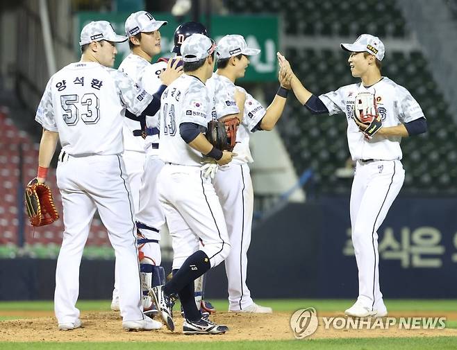 두산, 3-2 승리 (서울=연합뉴스) 김성민 기자 = 27일 오후 서울 잠실야구장에서 열린 2023 프로야구 NC 다이노스와 두산 베어스의 경기에서 3-2로 승리한 두산 선수들이 기뻐하고 있다. 2023.6.27 ksm7976@yna.co.kr