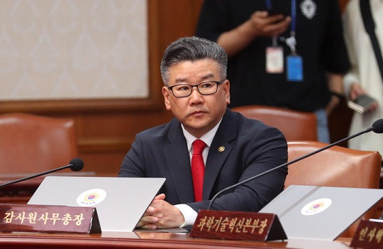 유병호 감사원 사무총장이 지난달 30일 오전 서울 종로구 정부청사에서 열린 국무회의에 참석해 자리하고 있다. (사진=뉴시스)