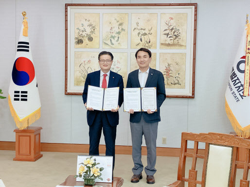 이현준 한국시멘트협회 회장(왼쪽)과 김진태 강원도지사(사진=한국시멘트협회)