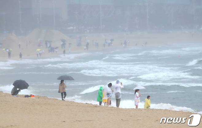 부산 해운대를 찾은 시민들이 연휴를 즐기고 있다. 2023.5.28/뉴스1 ⓒ News1