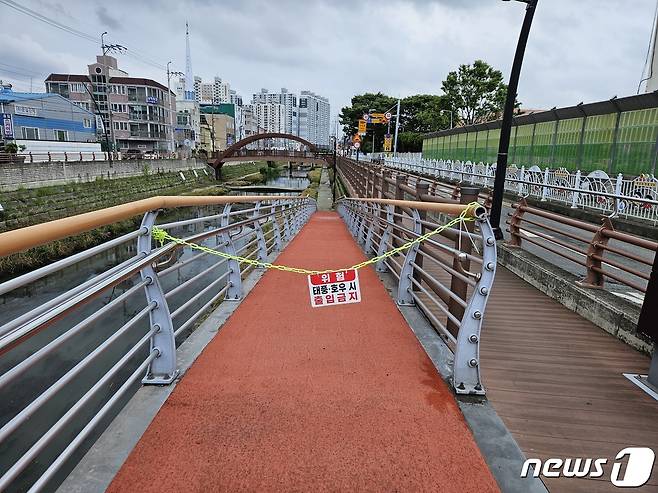 27일 부산 사상구 삼락천에 호우 시 출입금지 팻말이 적혀 있다.2023.6.27/ⓒ뉴스1 박상아 기자