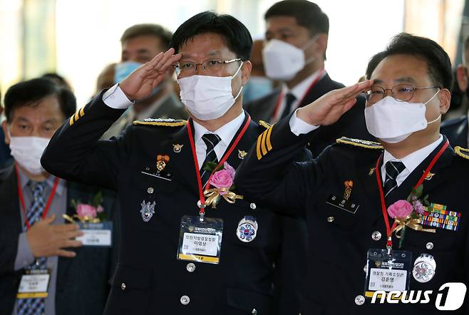 이영상 인천경찰청장(사진 가운데·자료사진)/뉴스1 ⓒ News1 정진욱 기자