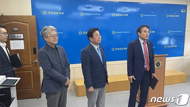 김진부 경남도의회 의장(가운데)과 서희봉 도의회 교육청 소관 예산결산위원장(오른쪽)이 28일 도의회 브리핑룸에서 이날 오전 예정됐던 예결위의 박종훈 경남교육감의 예산안 삭감 비판과 관련한 기자회견을 취소한 이유에 대해 설명하고 있다.2023.6.28/뉴스1 강정태 기자