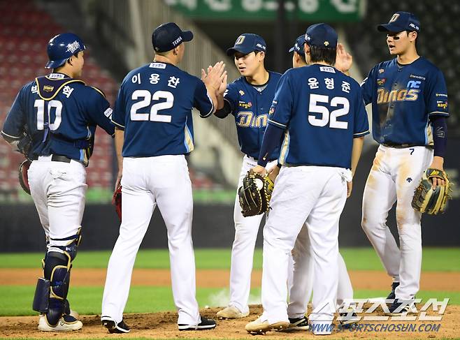 2023 KBO리그 두산베어스와 NC다이노스의 경기가 28일 잠실야구장에서 열렸다. NC 마무리 이용찬과 선수들이 4대1 승리를 거두고 하이파이브 하고 있다. 잠실=최문영 기자deer@sportschosun.com /2023.06.28/