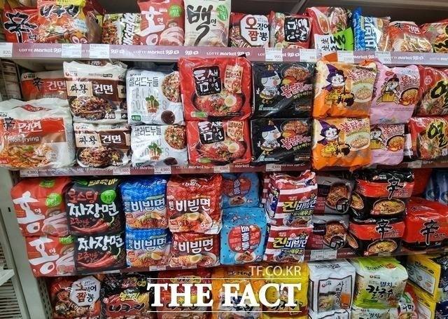 농심과 삼양식품이 라면 가격 인하를 발표하자 오뚜기·팔도 등 경쟁사도 라면 가격 인하 검토에 들어간 것으로 확인됐다. /더팩트 DB