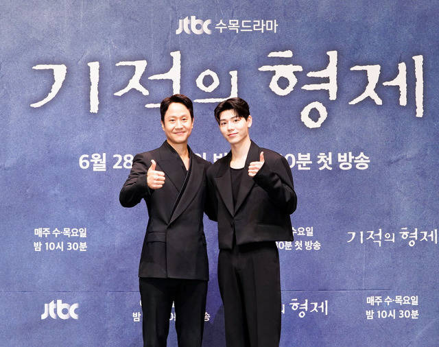 배우 정우, 배현성(왼쪽부터) 등 JTBC 새 수목 드라마 '기적의 형제' 주역들이 28일 온라인으로 열린 제작발표회에서 작품에 대한 기대감을 내비쳤다. /JTBC 제공