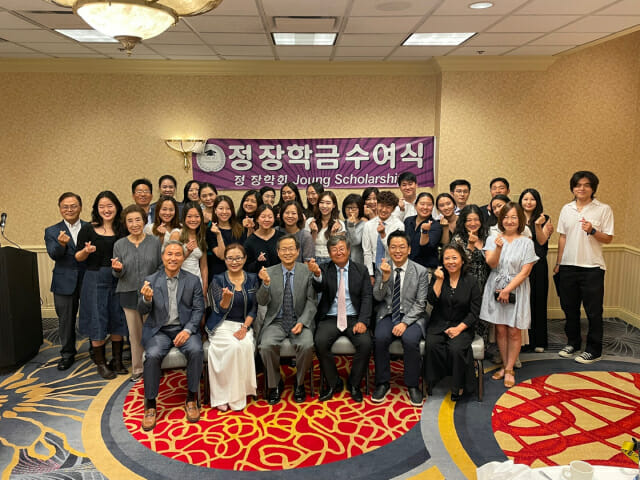 24일 미국 시카고 힐튼호텔에서 열린 장학금 수여식에 참석한 한인 2세 학생들과 관계자들이 기념촬영을 하고 있다 (사진=청호나이스)