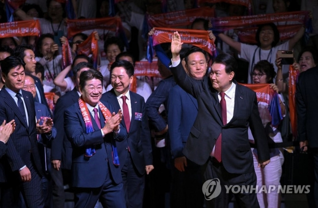 윤석열 대통령이 28일 서울 중구 장충체육관에서 열린 한국자유총연맹 창립 제69주년 기념식에 입장하며 손을 들어 인사하고 있다. [사진출처=연합뉴스]