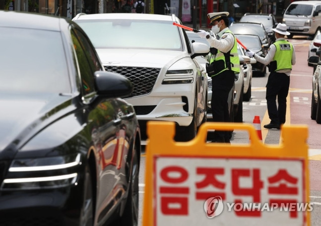 몸을 가눌 수 없을 정도의 술을 마시고 운전하다 경찰에 적발된 40대가 원심의 형이 과하다며 항소했다가 형량이 두배로 늘었다.[사진출처=연합뉴스]