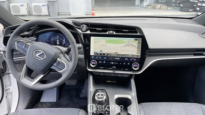 렉서스 RZ450e 실내.14인치 센터페시아 디스플레이가 운전자 방향으로 기울어진 형태다. (사진=조재환 기자)