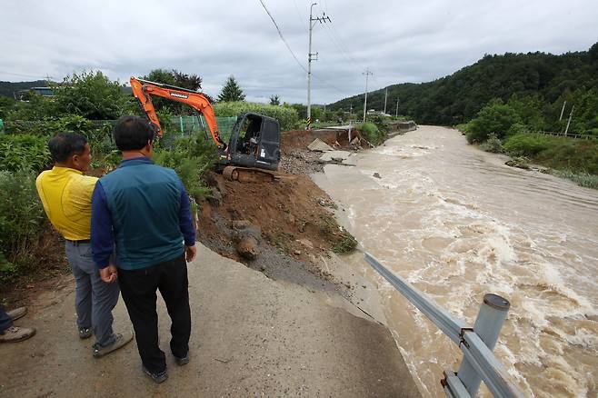 28일 오전 광주 북구 망월동 석곡천 제방 50m가량이 무너져 있다./연합뉴스