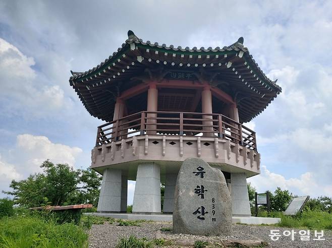 유학산 정상의 유학정 앞에 해발 839m 표지석이 세워져 있다. 유학산은 국군이 탈환하기 위해 올랐던 남쪽 사면은 경사도가 매우 커서  전투 당시 마치 공성전을 펴는 것  같았을 것이라는 생각이 들었다.   칠곡 = 구자룡 기자