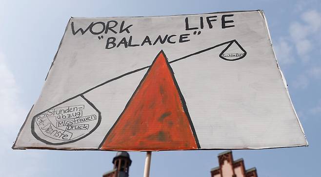 일과 삶의 균형을 위해선 직업 자체보다 직장에서의 풍요로운 인간관계가 중요하다고 학자들은 지적한다. 독일 의사들이 2019년 4월 ‘일과 삶의 균형’이라는 펼침막을 내걸고 파업을 경고하는 시위를 하고 있다.  로이터