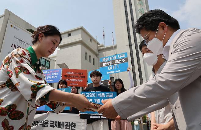 기자회견을 마친 참석자들이 서울시의회 관계자에게 7월 중 상정 및 통과를 촉구하는 서한을 전달하고 있다. 신소영 기자