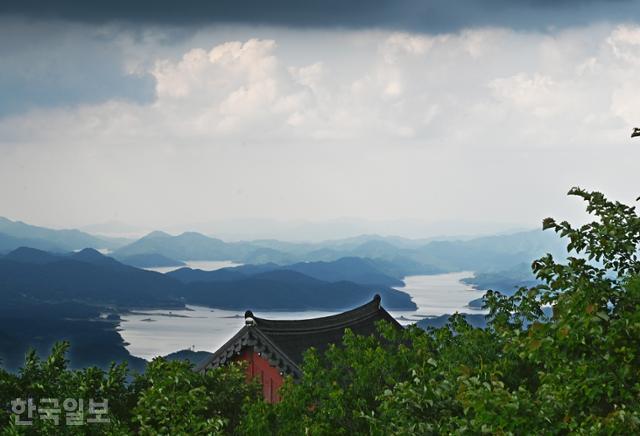 식장산 전망대인 식장루 뒤편으로 대청호 호수가 보인다.