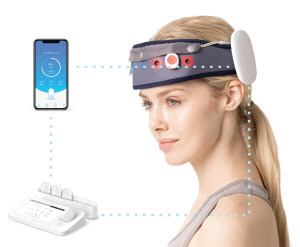 와이브레인이 경두개직류자극술(transcranial direct current stimulation, tDCS)을 기반으로 개발한 재택용 우울증 전자약 마인드스팀의 사용 이미지./사진=와이브레인 제공