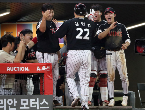 2023 KBO 프로야구 SSG랜더스와 LG트윈스의 경기가 28일 오후 인천SSG랜더스필드에서 열렸다. 8회초 1사 3루 김현수가 역전을 만드는 1타점 적시타를 치고 대주자로 교체되며 동료들의 축하를 받고 있다, 인천=김민규 기자 