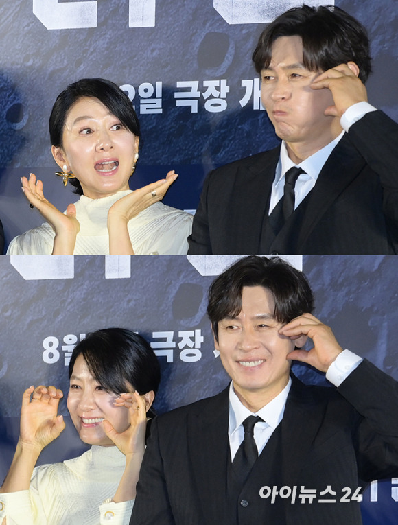 설경구가 '지천명 아이돌'인 이유! 배우 김희애와 설경구가 27일 오전 서울 CGV 용산 아이파크몰점에서 진행된 영화 '더 문'(감독 김용화) 제작보고회에 참석하고 있다. 설경구의 볼풍선 하트 포즈에 놀란 김희애의 모습. [사진=정소희 기자]