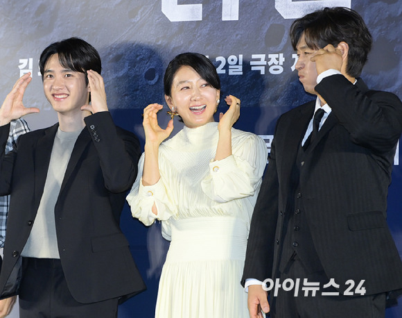 '진짜 아이돌보다 치명적인 지천명 아이돌' 배우 도경수-김희애-설경구가 27일 오전 서울 CGV 용산 아이파크몰점에서 진행된 영화 '더 문'(감독 김용화) 제작보고회에 참석하고 있다. [사진=정소희 기자]