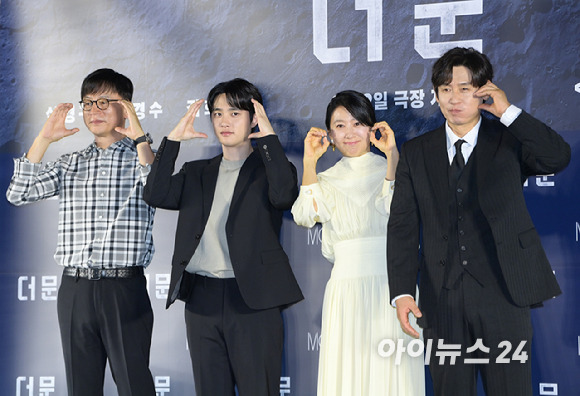 '올여름엔 달로 오세요' 영화감독 김용화-배우 도경수-김희애-설경구가 27일 오전 서울 CGV 용산 아이파크몰점에서 진행된 영화 '더 문'(감독 김용화) 제작보고회에 참석하고 있다. [사진=정소희 기자]