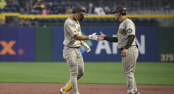 MLB 샌디에이고에서 뛰고 있는 김하성이 28일(한국시간) 열린 피츠버그와 원정 경기 도중 안타를 친 뒤 1루 베이스에 도착한 뒤 코치와 손바닥을 마주치고 있다. [사진=뉴시스]