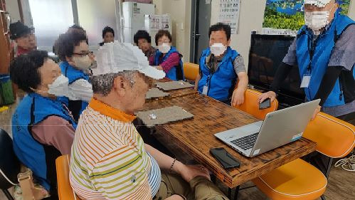 경기도 평택시정신건강복지센터가 경로당을 방문해 노인 우울 예방 캠페인을 진행하고 있다. [사진=평택시]