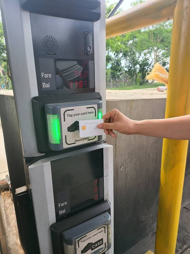 파드마대교 영업소에 설치된 카드식 통행료결제시스템. 강갑생 기자