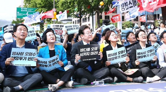 지난달 20일 이재명 민주당 대표(가운데)가 서울 세종대로에서 열린 ‘일본 방사성 오염수 해양투기 저지 전국행동의 날’ 집회에 참석했다. 뉴스1