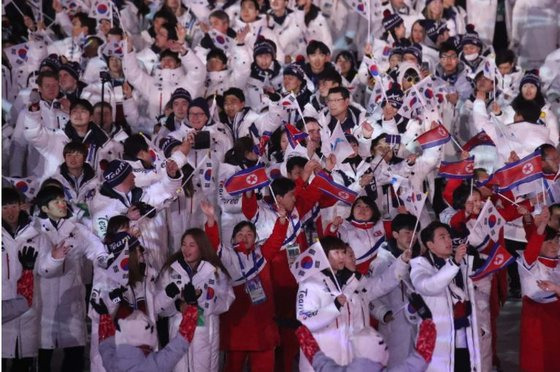 지난 2018 평창올림픽 당시 폐회식에서 남북한 선수단이 입장하고 있는 모습. 연합뉴스