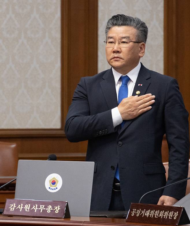 유병호 감사원 사무총장이 지난 20일 오전 서울 종로구 정부서울청사에서 열린 국무회의에 참석해 국기에 경례하고 있다. 연합뉴스