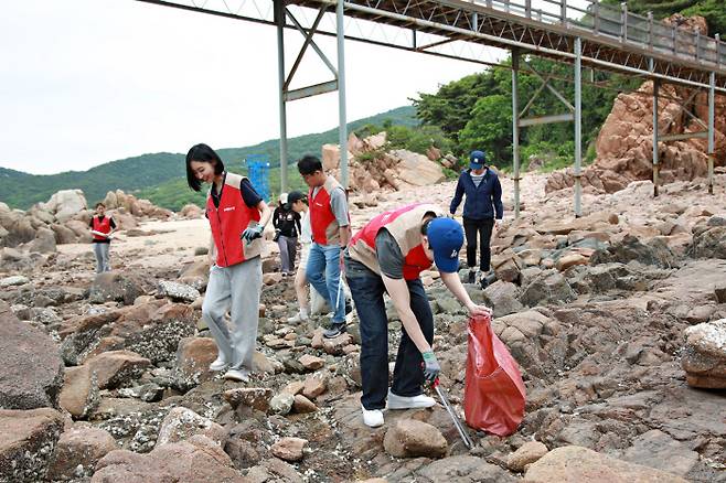 롯데홈쇼핑 임직원들은 지난달 31일 인천 하나개해수욕장에서 약 2시간 동안 1.5㎞에 이르는 해변 주위를 걸으며 쓰레기를 수거했다.