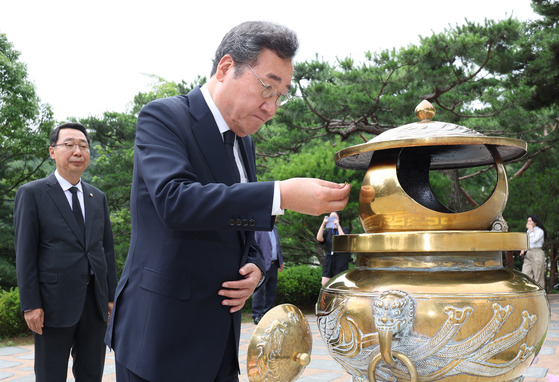 Former Prime Minister Lee Nak-yon, ex-chairman of the Democratic Party, burns incense and pays respects at the grave of late President Kim Dae-jung at Seoul National Cemetery in Dongjak District, southern Seoul on Wednesday morning. [YONHAP]