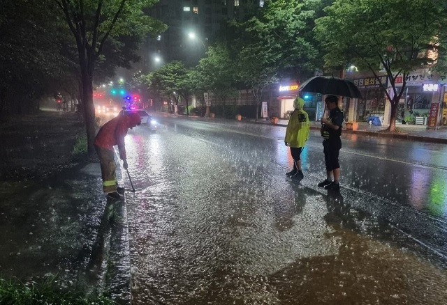 호우경보가 발효된 27일 오후 광주 서구 금호2동 주민센터 앞 교차로에서 소방당국이 배수 작업을 하고 있다. 광주 서부소방 제공, 연합뉴스