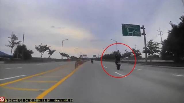 지난 25일 경기도 평택시의 한 삼거리로 추정되는 장소에서 폭발한 오토바이가 사고 직전 앞바퀴를 들고 뒷바퀴로만 달리는 '윌리'라는 묘기를 부리는 모습. 커뮤니티 캡처