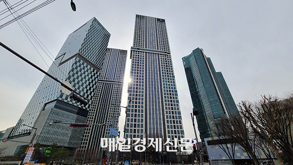 From left: D-Tower Seoul Forest, Acro Seoul Forest, and Galleria Foret [Photo by Lee Seok-hee]