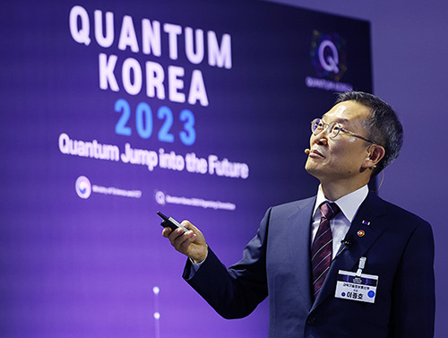 Science and ICT Minister Lee Jong-ho gives a presentation at the conference on strategy for quantum technology and science held at DDP in Seoul on June 27. [Photo by Yonhap]