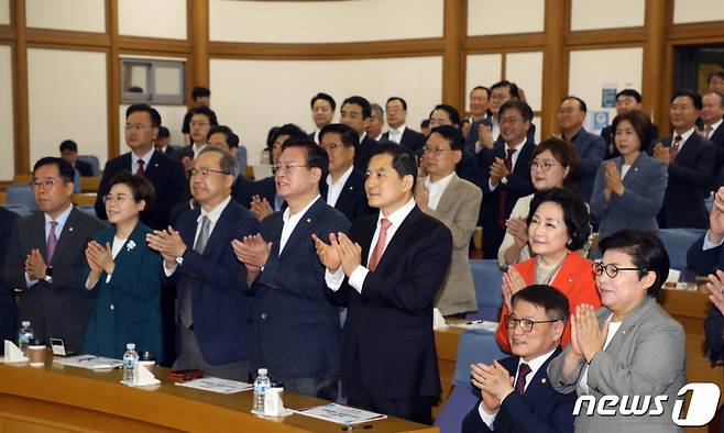 박대출 국민의힘 정책위의장이 31일 오전 서울 여의도 국회의원회관에서 열린 '국민공감 아홉번째 공부모임'에서 참석자들과 박수를 치고 있다./사진=뉴스1