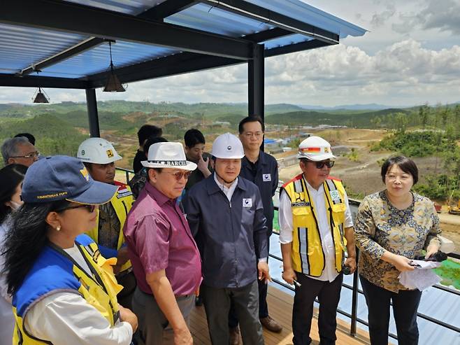 지난 3월 이상래 행복청장(사진 오른쪽 세번째)이 인도네시아 신수도 이전지를 점검하고 있다/사진=이정혁 기자