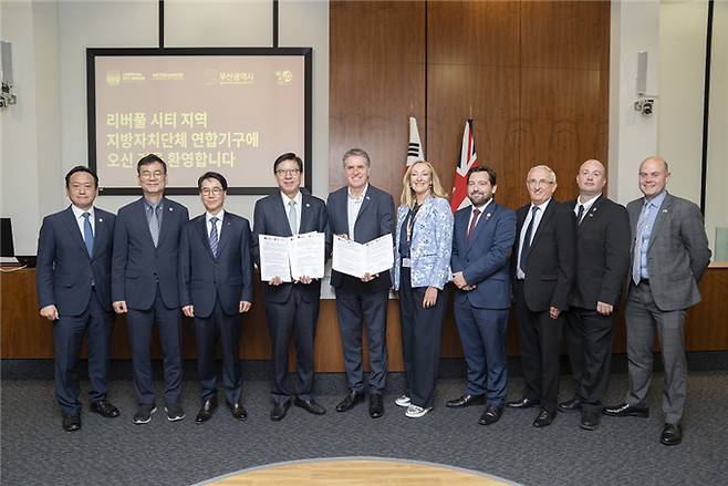 박형준 부산시장(왼쪽에서 4번째)이 리버풀 광역도시권과 우호협력도시 협정을 체결하고 있다./사진제공=부산시