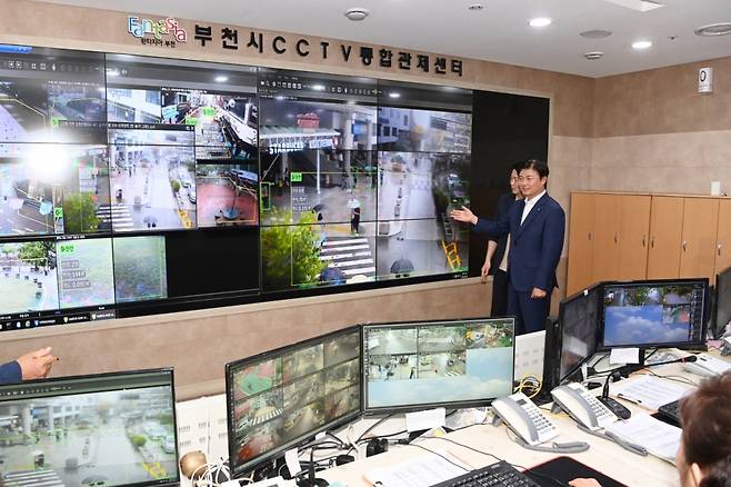 CCTV 통합관제센터 상황판에서 군중안전솔루션 시연 모습을 조용익 부천시장이 살펴보고 있다./사진제공=부천시