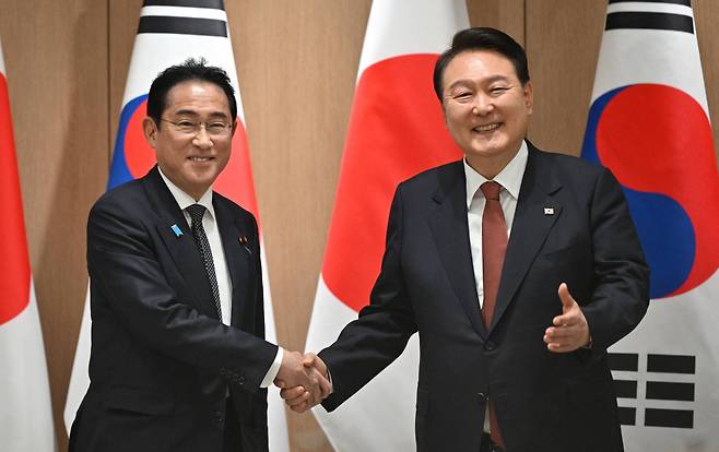 윤석열(오른쪽) 대통령과 기시다 후미오(岸田文雄) 일본 총리의 모습. [로이터]