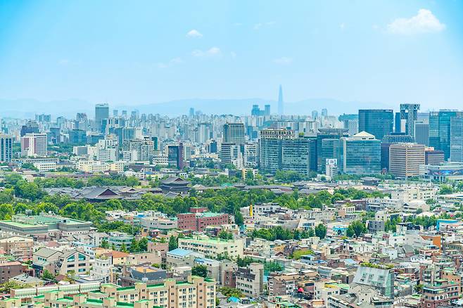 수성동계곡 무무대에서는 서울 시내의 풍경이 한눈에 내려다 보인다 그리 높지 않은데도 말이다. [촬영=김정흠 작가]