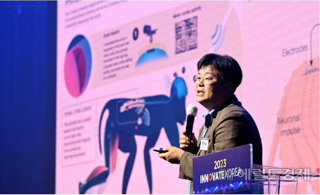 정재승 KAIST 교수가 지난 27일 대전 카이스트(KAIST) 류근철 스포츠컴플렉스에서 열린 ‘이노베이트 코리아 2023’에서 ‘뇌과학이 선사할 우리의 미래’에 대해 강연하고 있다. 대전=임세준 기자